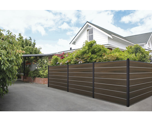 Drevený a kovový plot na ochranu súkromia v exteriéri