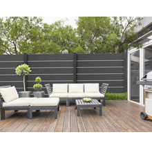 Terasa s lounge nábytkom, grilom a zástenou