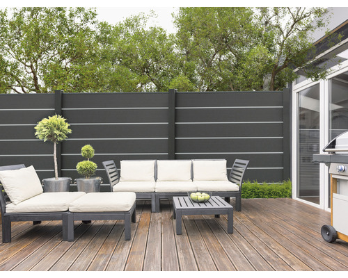 Terasa s lounge nábytkom, grilom a zástenou