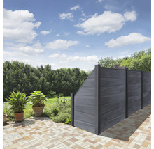 Pohľad do záhrady s dreveným plotom a dlažbou