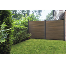 Záhrada s dreveným plotom a upraveným trávnikom