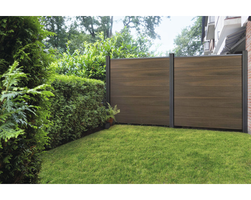 Záhrada s dreveným plotom a upraveným trávnikom