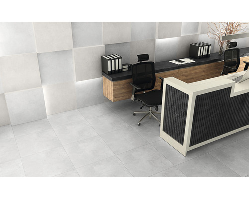 Kancelária so svetlosivou dlažbou, recepciou a písacími stolmi