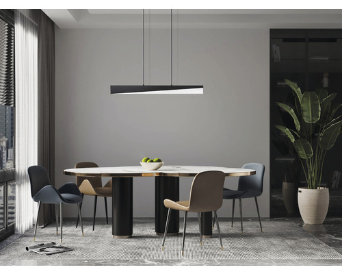 Jedáleň s jedálenským stolom, stoličkami a závesným svietidlom