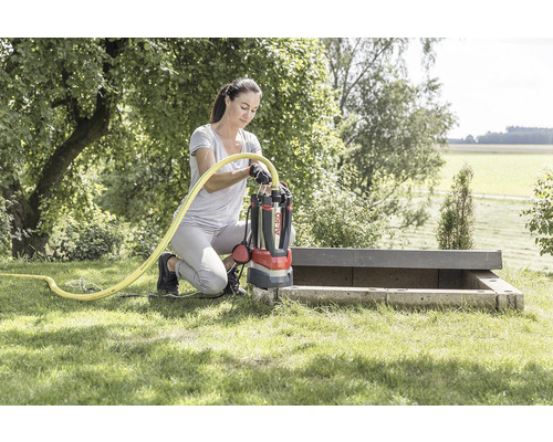 Žena pripája ponorné čerpadlo AL-KO k hadici v záhrade