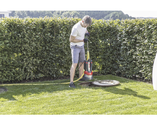 Muž obsluhuje kalové čerpadlo Al-Ko v záhrade