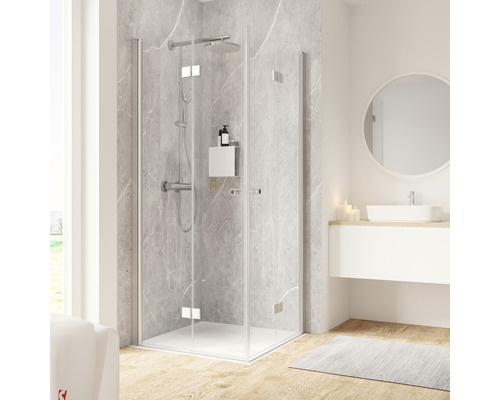 Sprchovací kút so sklenenými dverami a armatúrami v kúpeľni