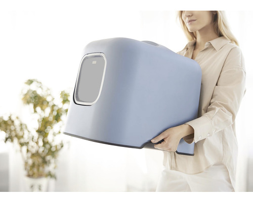 Žena nesie uzavretý mačací záchod