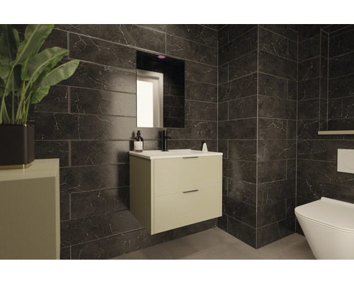 Moderná kúpeľňa s umývadlovou skrinkou, zrkadlom, toaletou a tmavými obkladmi