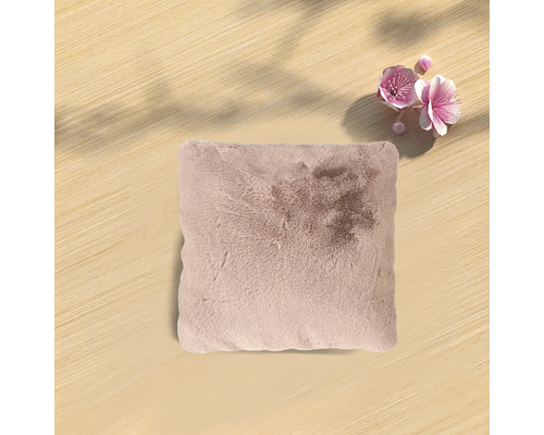 Štvorcový dekoratívny vankúš s kožušinovou štruktúrou