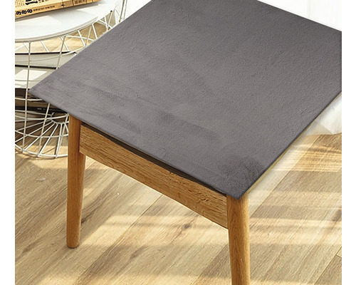 Sivá stolička s látkovým poťahom na drevených nohách