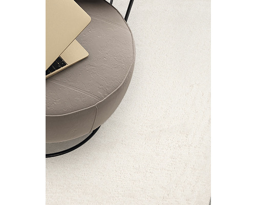 Koberec s vysokým vlasom vedľa odkladacieho stolíka s notebookom