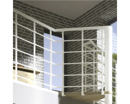 Scéna točitého schodiska s bielym zábradlím pred tehlovou stenou