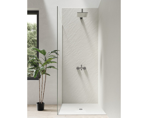 Sprchovací kút so sprchovou hlavicou, armatúrou, sprchovacou vaničkou a sklenenou sprchovacou zástenou