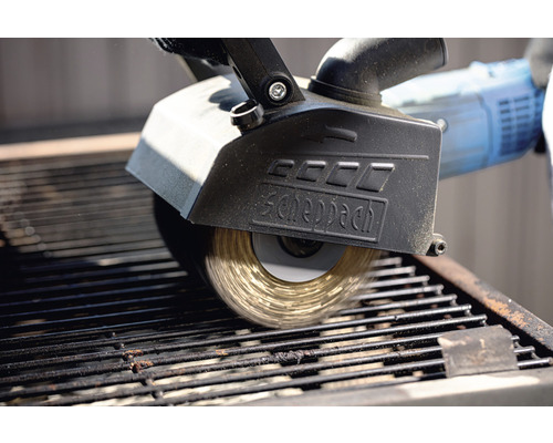 Čistiaca kefa na gril Scheppach v prevádzke na grilovacej mriežke