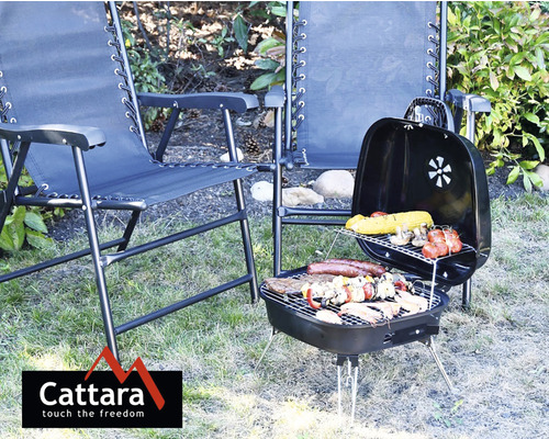 Scéna so skladacími stoličkami a grilom na drevené uhlie vrátane grilovaného jedla