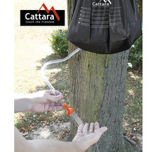Prenosná sprcha na strome s vodou v ruke a logom Cattara.