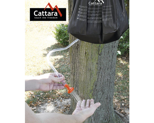 Prenosná sprcha na strome s vodou v ruke a logom Cattara.