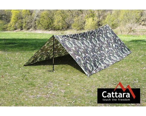 Plachta s maskovacím vzorom ako prístrešok vonku