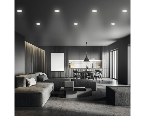 Obývacia izba so stropnými bodovými svietidlami a moderným vybavením