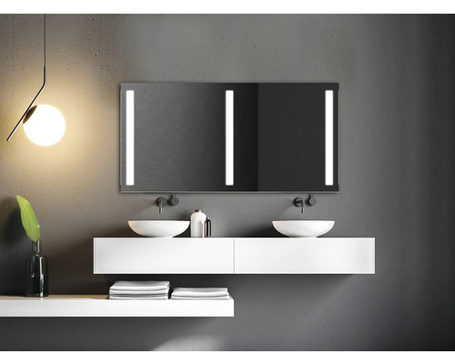 Kúpeľňa s umývadlami, zrkadlom s osvetlením a uterákmi