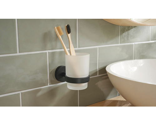 Nástenný držiak s pohárom a dvoma zubnými kefkami v kúpeľni