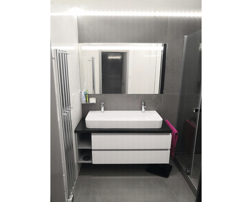 Kúpeľňa s dvojitým umývadlom, zrkadlom a rebríkovým radiátorom