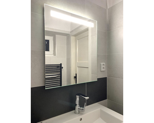 Kúpeľňa so zrkadlom vrátane osvetlenia nad umývadlom s batériou