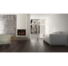 Svetlý obývací priestor s krbom, oknom a pohovkou