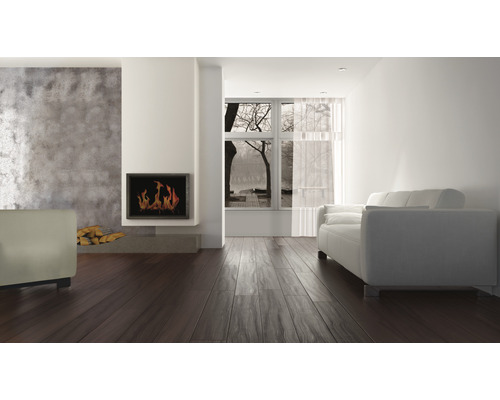 Svetlý obývací priestor s krbom, oknom a pohovkou