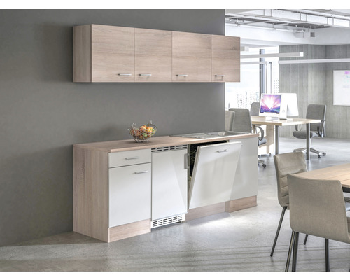 Kuchynská linka s drezom, umývačkou riadu a hornými skrinkami vo svetlej, modernej kancelárii