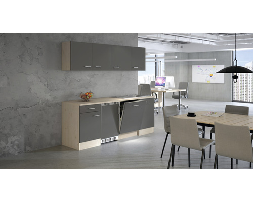 Kancelárska kuchynka s umývačkou riadu, varnou doskou a závesnými skrinkami v modernej kancelárii