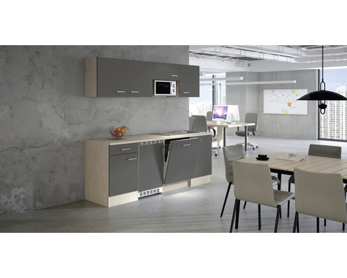 Kancelárska kuchyňa s umývačkou riadu, mikrovlnnou rúrou a hornými skrinkami vo svetlej, modernej kancelárii