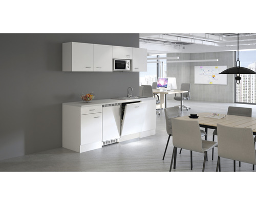 Kancelárska kuchynka s drezom, umývačkou riadu a mikrovlnnou rúrou vo svetlej, modernej kancelárskej miestnosti