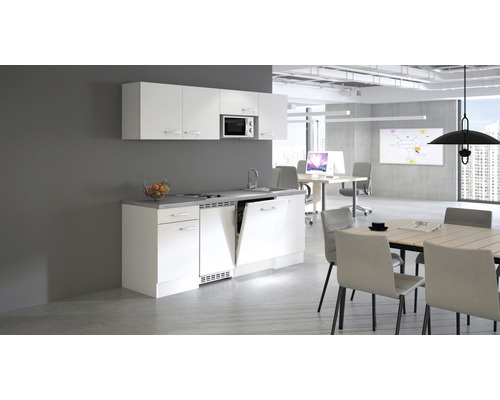 Kuchynská linka s drezom, umývačkou riadu a hornými skrinkami v kancelárii