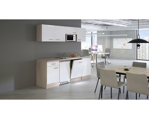 Kancelárska kuchynka s umývačkou riadu, spodnými skrinkami a mikrovlnnou rúrou vo svetlej, modernej kancelárii