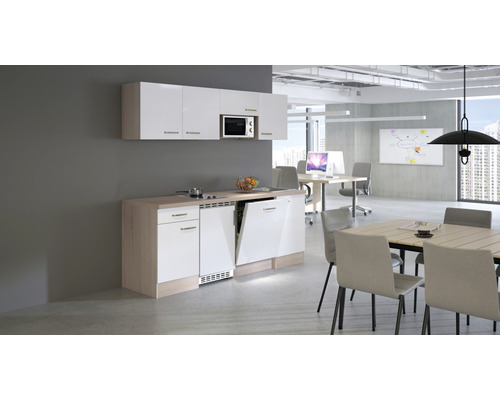 Kancelárska kuchyňa s umývačkou riadu, drezom, mikrovlnnou rúrou a závesnými skrinkami vo svetlom, usporiadanom priestore