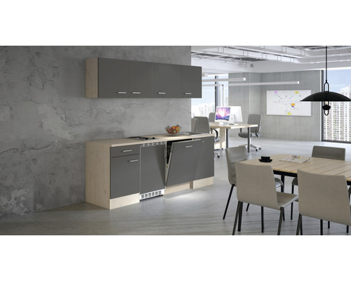 Kuchynská linka s umývačkou riadu vo svetlej modernej kancelárii