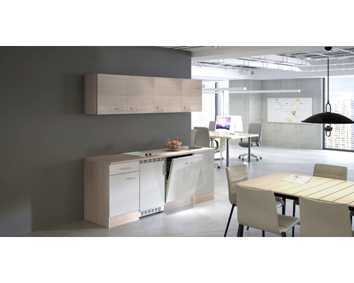 Kancelárska kuchynka so závesnými skrinkami a vstavanou umývačkou riadu vo svetlej kancelárii