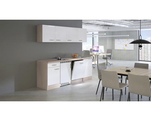 Moderná kancelárska kuchyňa s drezom, varnou doskou, umývačkou riadu a hornými skrinkami vo svetlej kancelárskej miestnosti.