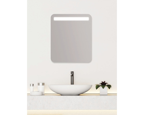 Moderná kúpeľňa s osvetleným zrkadlom, umývadlom a vodovodnou batériou.