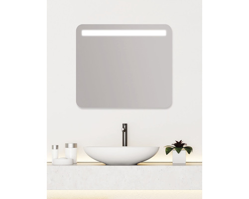 Moderná kúpeľňa so zrkadlom, umývadlom a batériou