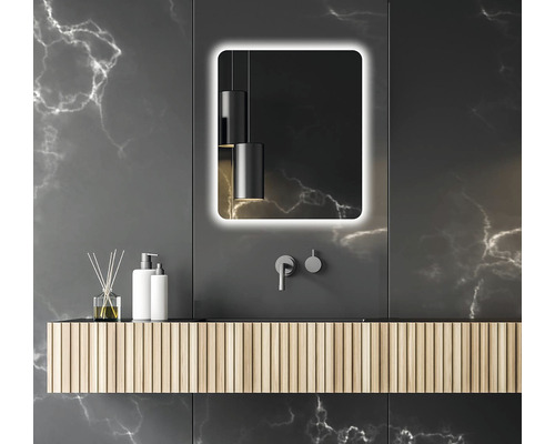 Moderná kúpeľňa s osvetleným zrkadlom, umývadlom a armatúrami na tmavom pozadí