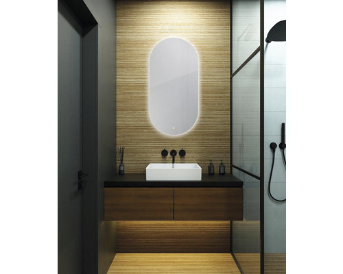 Moderná kúpeľňa s umývadlom, zrkadlom s osvetlením a sprchou