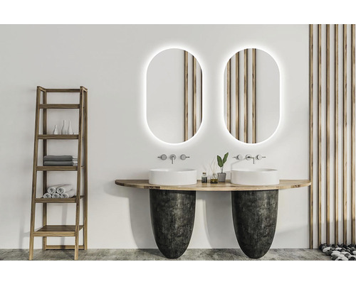 Svetlá kúpeľňa s dvomi umývadlami, zrkadlami s osvetlením a dreveným regálom