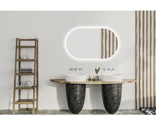 Kúpeľňa s dvojitým umývadlom, osvetleným zrkadlom, dreveným regálom a dekoratívnym obkladom stien