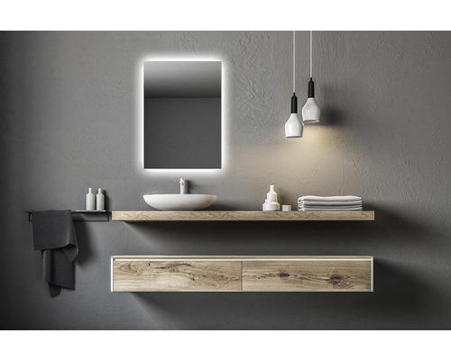 Moderná kúpeľňa s osvetleným zrkadlom, umývadlom, policou a závesnými lampami