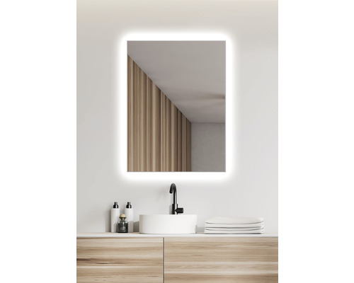 Kúpeľňa s osvetleným zrkadlom, umývadlom a úložným priestorom