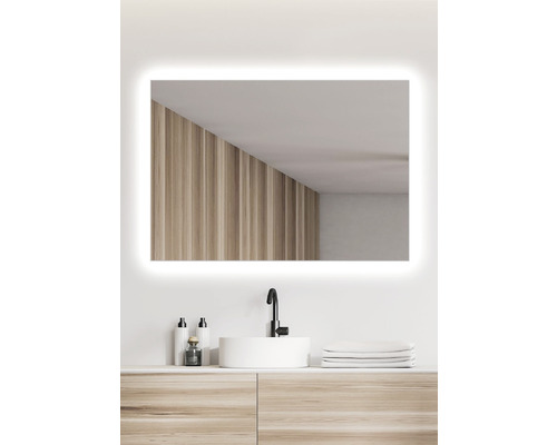 Osvetlené obdĺžnikové zrkadlo nad umývadlom v kúpeľni.