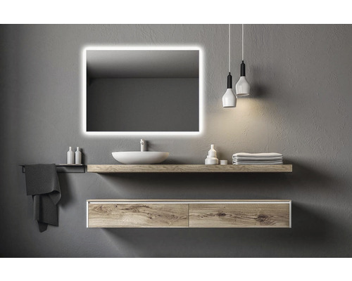 Moderná kúpeľňa s osvetleným zrkadlom, umývadlom, policou a závesnými svietidlami